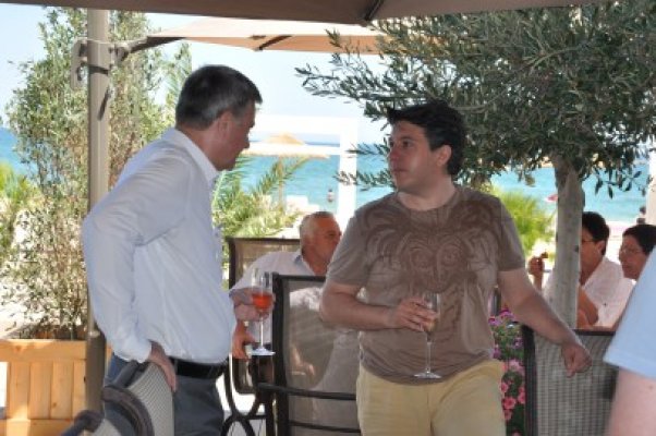 Super-fiţe la Mamaia: Păunescu şi-a inaugurat ansamblul rezidenţial de lux, Raluca Sandu - barul de pe plajă